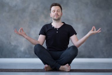 Yoga erkek acemi poz ve meditasyon oturma yoga pratik