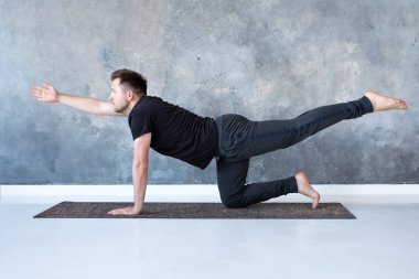 Genç Kafkasyalı erkekler yoga yapıyor. Asana çakravakasana.