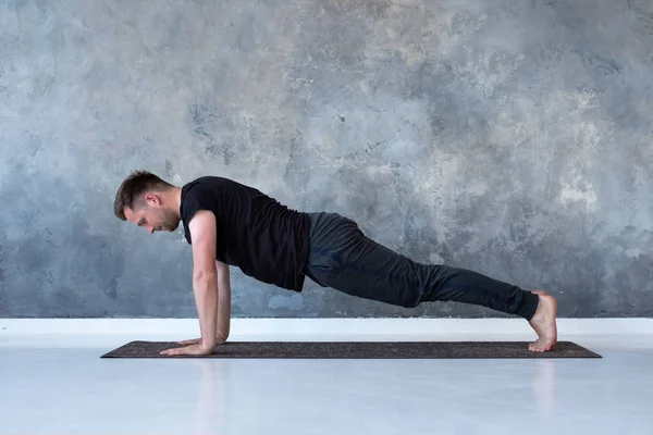 Sport kaukasischen jungen Mann tun volle Planke. — Stockfoto