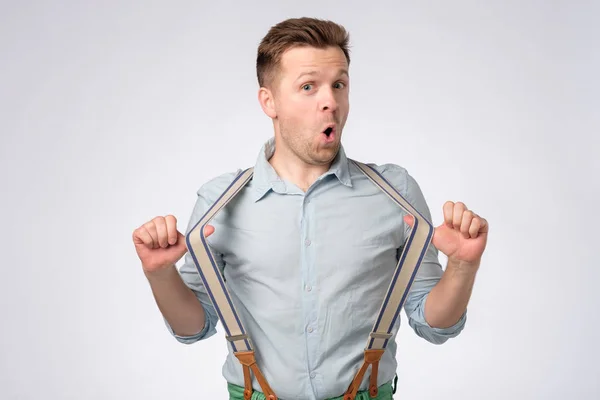 Cara conmocionada del joven europeo con camisa azul y tirantes — Foto de Stock