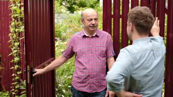 Zwei Bauern, die sich an einem sonnigen Tag gegenseitig bewirten. sie diskutieren wichtige Neuigkeiten — Stockvideo