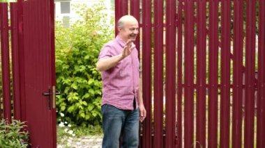 iki çiftçi el sıkışırken ve güneşli bir günde birbirleriyle konuşuyor