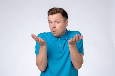 Şaşkın yakışıklı adam ben hiçbir fikrim jest gösteren, omuz silkme ve el kaldırarak