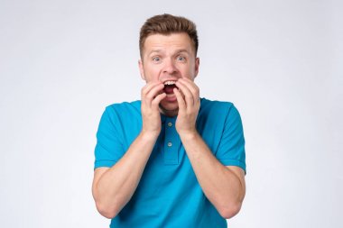 Genç şok adam derin şaşkınlık ve korku yaşıyor