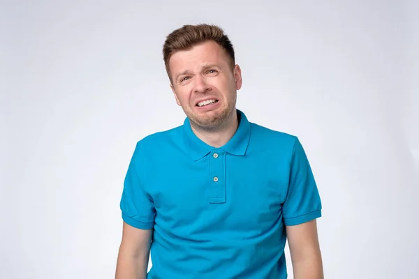 Llorando joven en camiseta azul mirando a la cámara, llorando porque perdió su trabajo o novia . — Foto de Stock