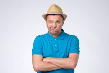 Hoşnutsuz hoşnutsuzluk adam yüz kaşlarını çatıyor, bir şey sevmez, ifade ile görünüyor.