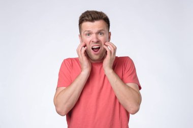 Sefil üzgün adam rahatsız olmak ve olumsuz duygular ifade üzgün.