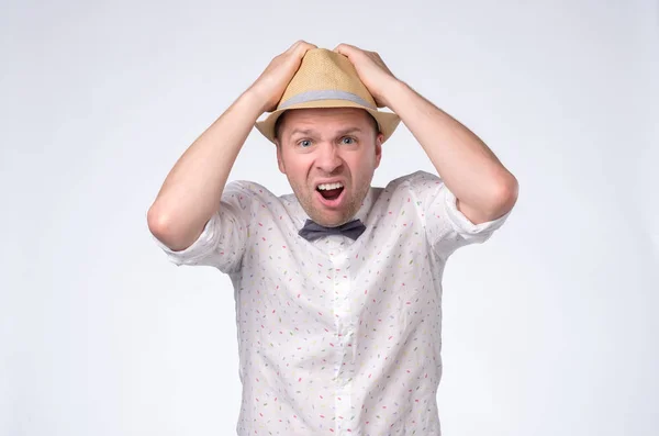 Hombre asustado en verano sombrero gritando siendo estresado . —  Fotos de Stock