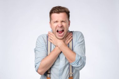 adam kendini öldürmek, hem elleri ve boğulma kendini boğmak deneyin.