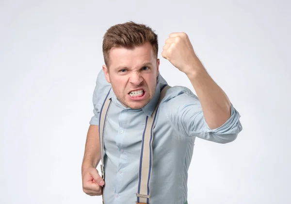 Θυμωμένος νεαρός στέκεται και απειλεί με γροθιά — Φωτογραφία Αρχείου