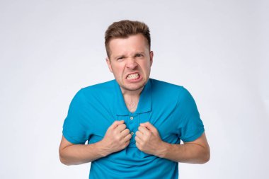 İnsan frowns, hoşnutsuzluk ile yüz, ifade tahriş etti, dişleri sıkmak, hoşnutsuzluk olmak.