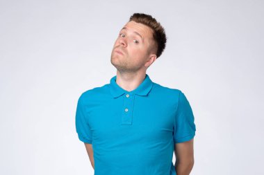 Mavi t-shirt Genç beyaz adam kibirli görünümlü.