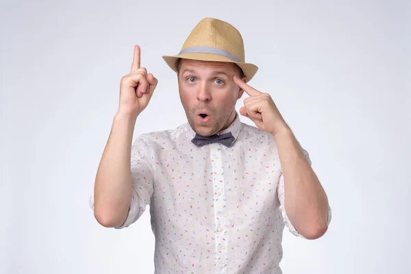 Туристичний чоловік у літньому капелюсі схвильований вираз, індекс пальця вгору, відновити хорошу ідею — стокове фото