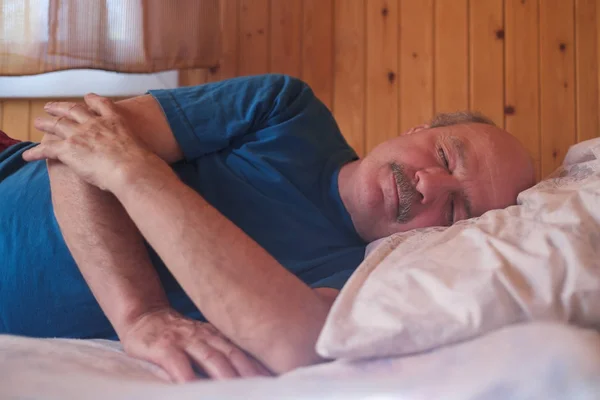 Señor hombre durmiendo en la cama en casa. De cerca. . — Foto de Stock