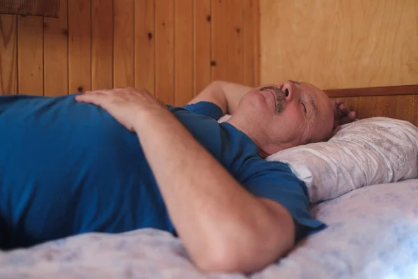 Señor hombre durmiendo en la cama en casa. De cerca. . —  Fotos de Stock