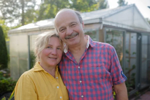 Yeşil yaz bahçesinde dinlenmek neşeli olgun çift