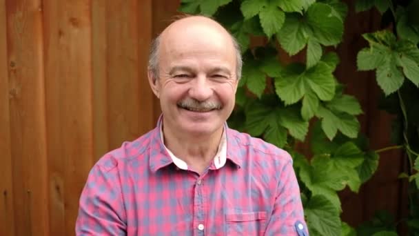 Handsome senior man standing outdoor doing ok sign with fingers, excellent symbol. — Stock Video