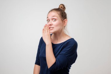 Konuşkan gizemli güzel güzel kadın gizli sıcak fren haber söylüyor.