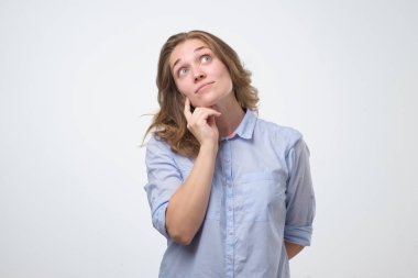 Pensive genç kız düşüncelerin derin olmak