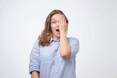 Genç kadın eliyle bir göz kapsayan