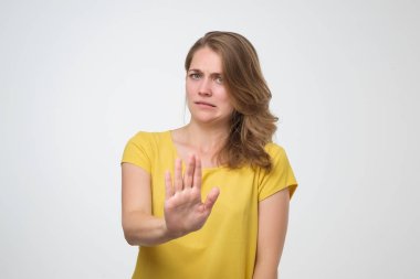 Kızgın kadın teklifi reddeder, tatsız bir şeyi reddeder.