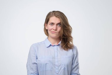 Uzun saçlı şüpheli görünümlü genç ciddi öfkeli kadın