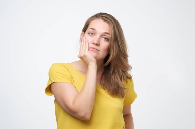 Üzgün genç beyaz kadın arkadaşlarının hikayesini dinlemekten sıkıldı.