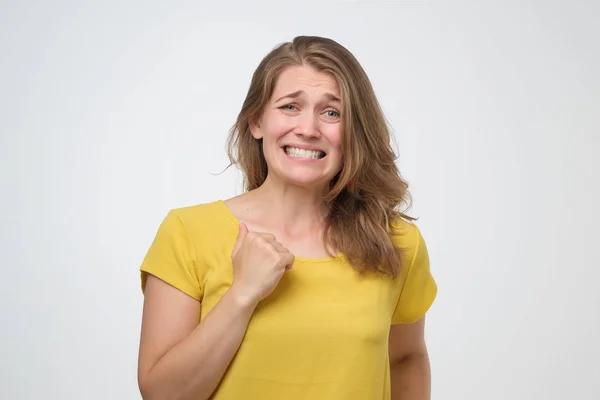 Mujer sintiéndose incómoda, mirando con sonrisa extraña después de cometer un error y ser culpable —  Fotos de Stock