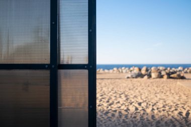 Yaz günü odadan kumlu plajda görünümü