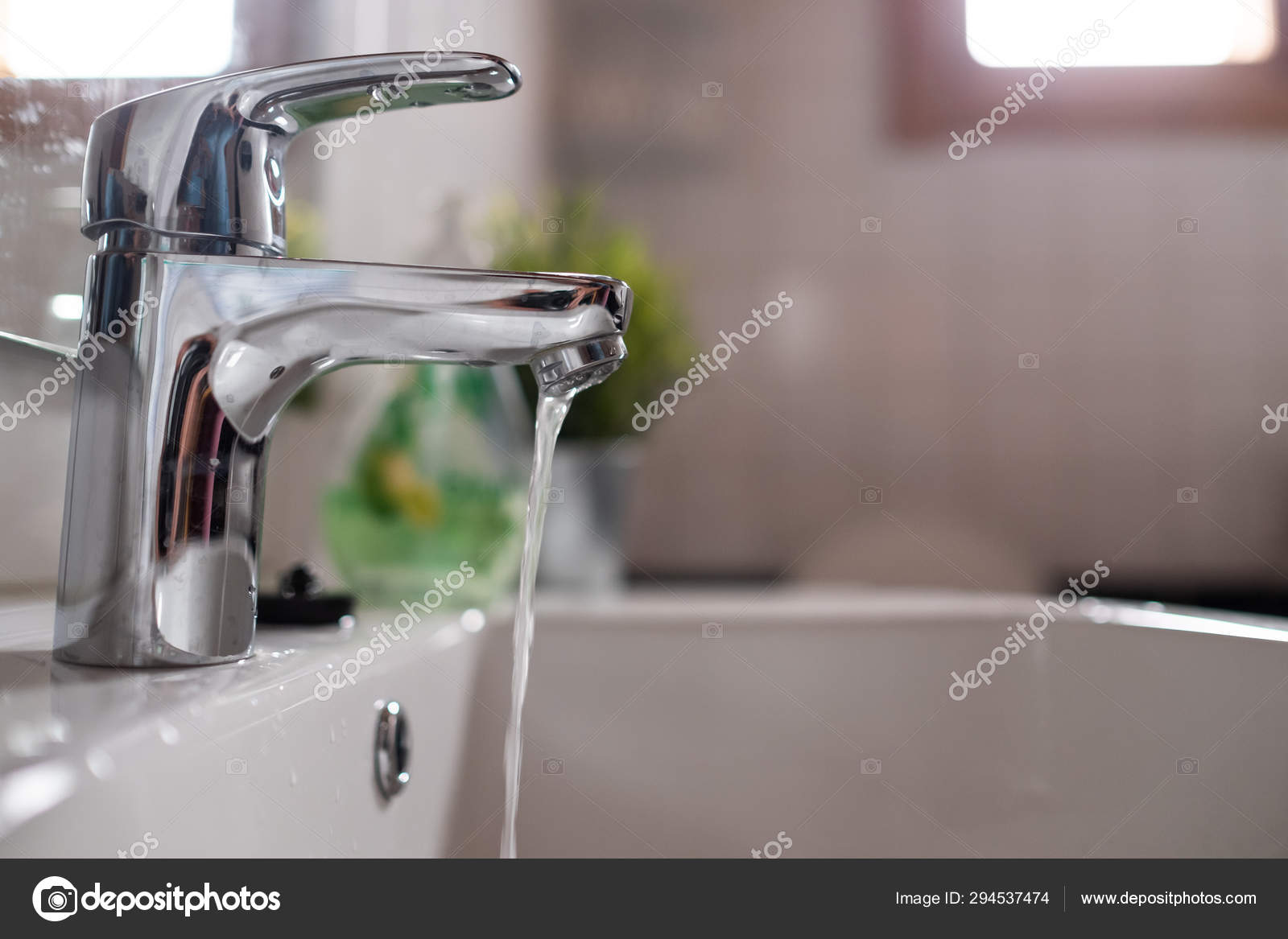 Открытый Кран Умывальник С Низким Давлением Воды Стоковое Фото.