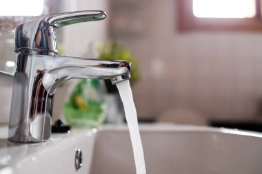 Yüksek su basıncı ile açık musluk lavabo