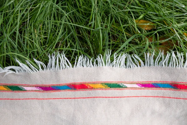 Panno da picnic in lana o coperta sull'erba vista dall'alto . — Foto Stock