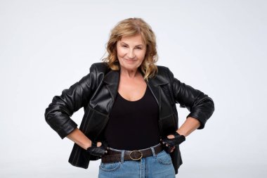 Moda deri ceket giyen orta yaş olgun kadın.