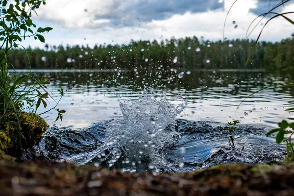 Salpicadura de agua con burbujas de gente saltando al lago tranquilo —  Fotos de Stock