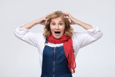 Son derece şaşıran neşeli olgun kadın şaşırır