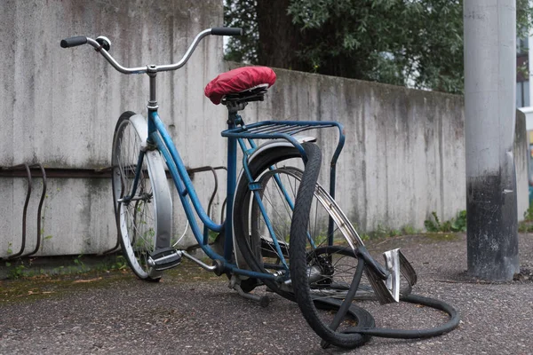 Bicicleta com uma roda enrugada quebrada no estacionamento — Fotografia de Stock