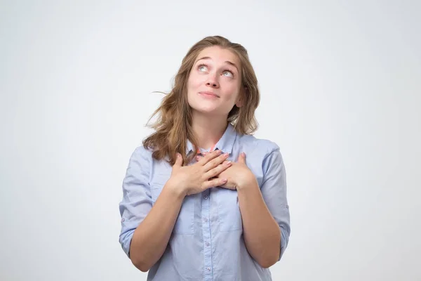 Chica joven pensativa siendo profundo en pensamientos —  Fotos de Stock