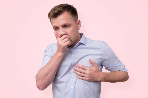 Man die een hartaanval of borstkanker heeft. — Stockfoto