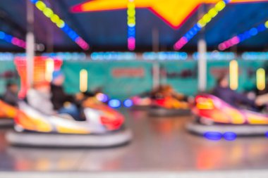Bir lunaparktaki çarpışan arabaların arka planı olarak bulanık fotoğraf