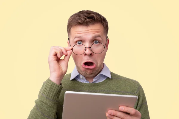 戴绿衫戴眼镜的男人用平板电脑 — 图库照片