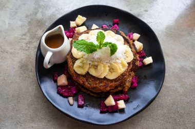 Siyah tabakta muzlu leziz krepler.