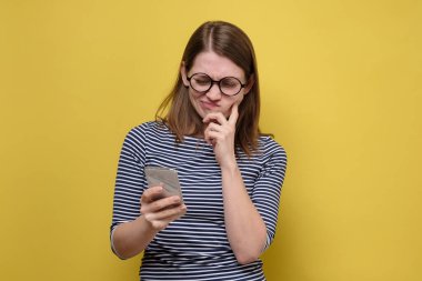 Meraklı kadın erkek arkadaşından mesaj alıyor.