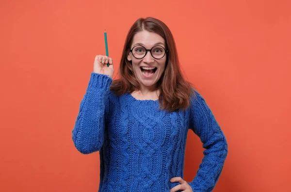 Mulher caucasiana feliz em óculos com ideia apontando com lápis para cima . — Fotografia de Stock
