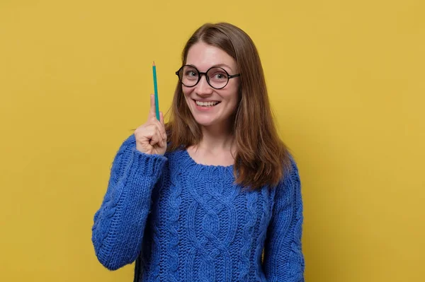 Mulher caucasiana feliz em óculos com ideia apontando com lápis para cima . — Fotografia de Stock