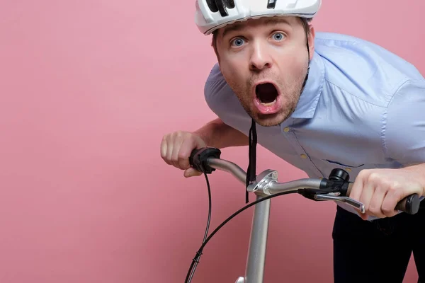 Funny caucasian man in helmet riding on bicycle fast. — Stock Photo, Image