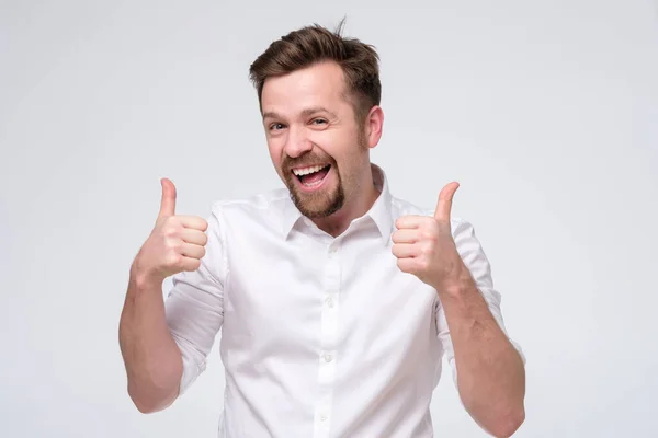 Happy caucasian man with thumbs up gesture — Stock Photo, Image