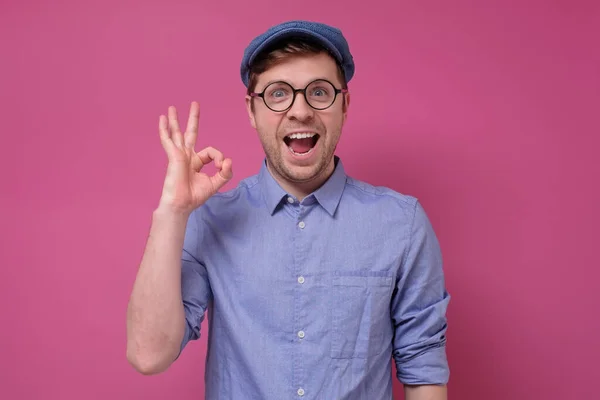 Caucásico joven mostrando ok gesto aprobando su elección — Foto de Stock