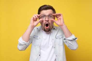 Gözlükten bakan adam uzaklığa bakıyor ve şok oluyor..