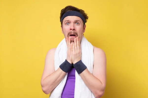Hombre con bigote y toalla conmocionado con expresión sorpresa y cara excitada —  Fotos de Stock