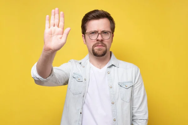 Un uomo caucasico serio che tiene la mano. Ferma gesto . — Foto Stock